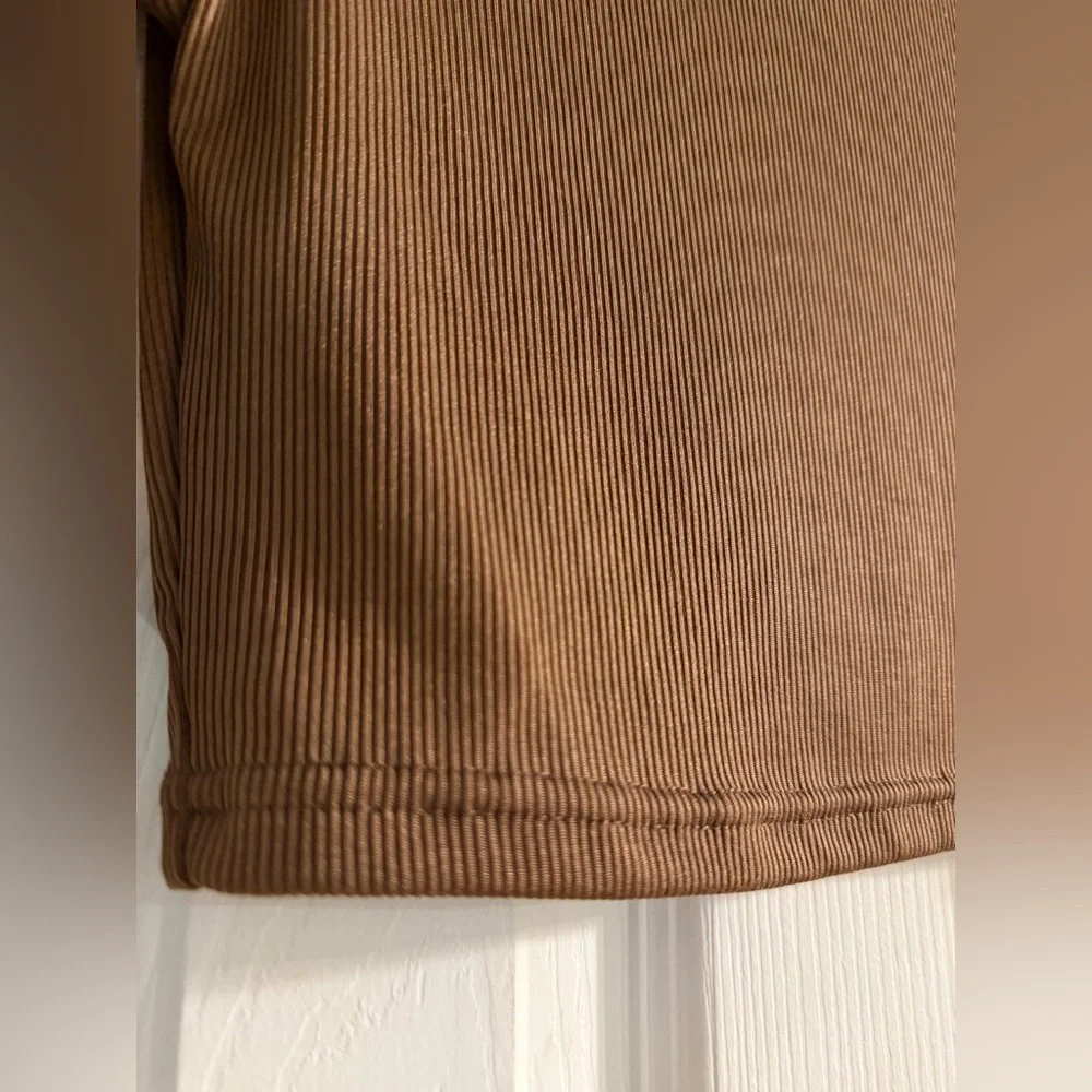NWOT Long Sleeve Brown Crop Top - Picture 2 of 3